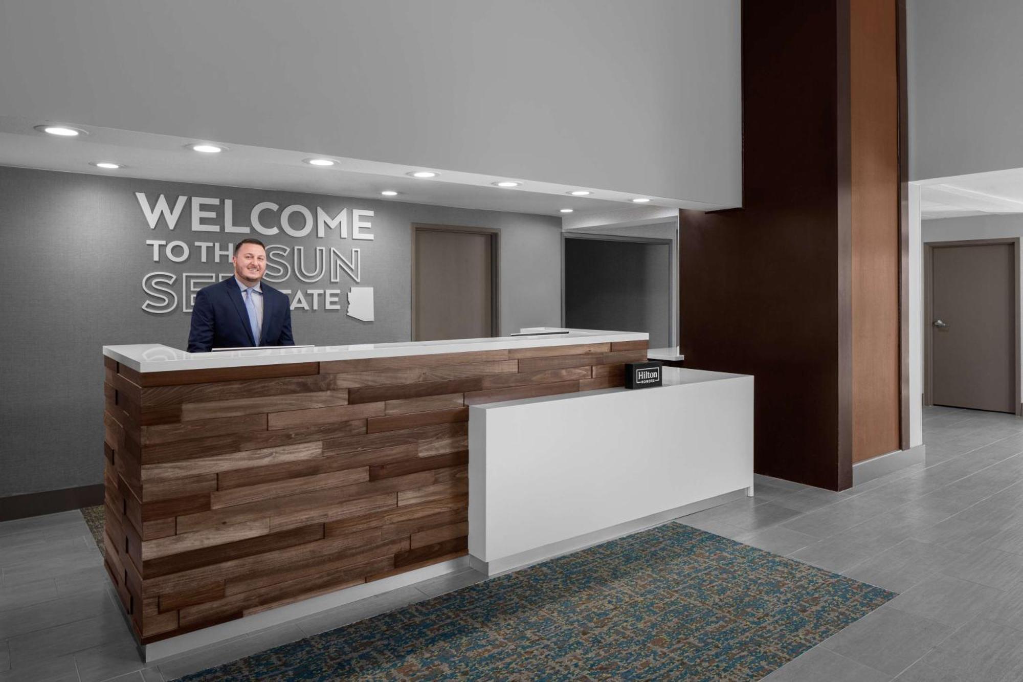 Hampton Inn Phoenix - Biltmore Екстер'єр фото