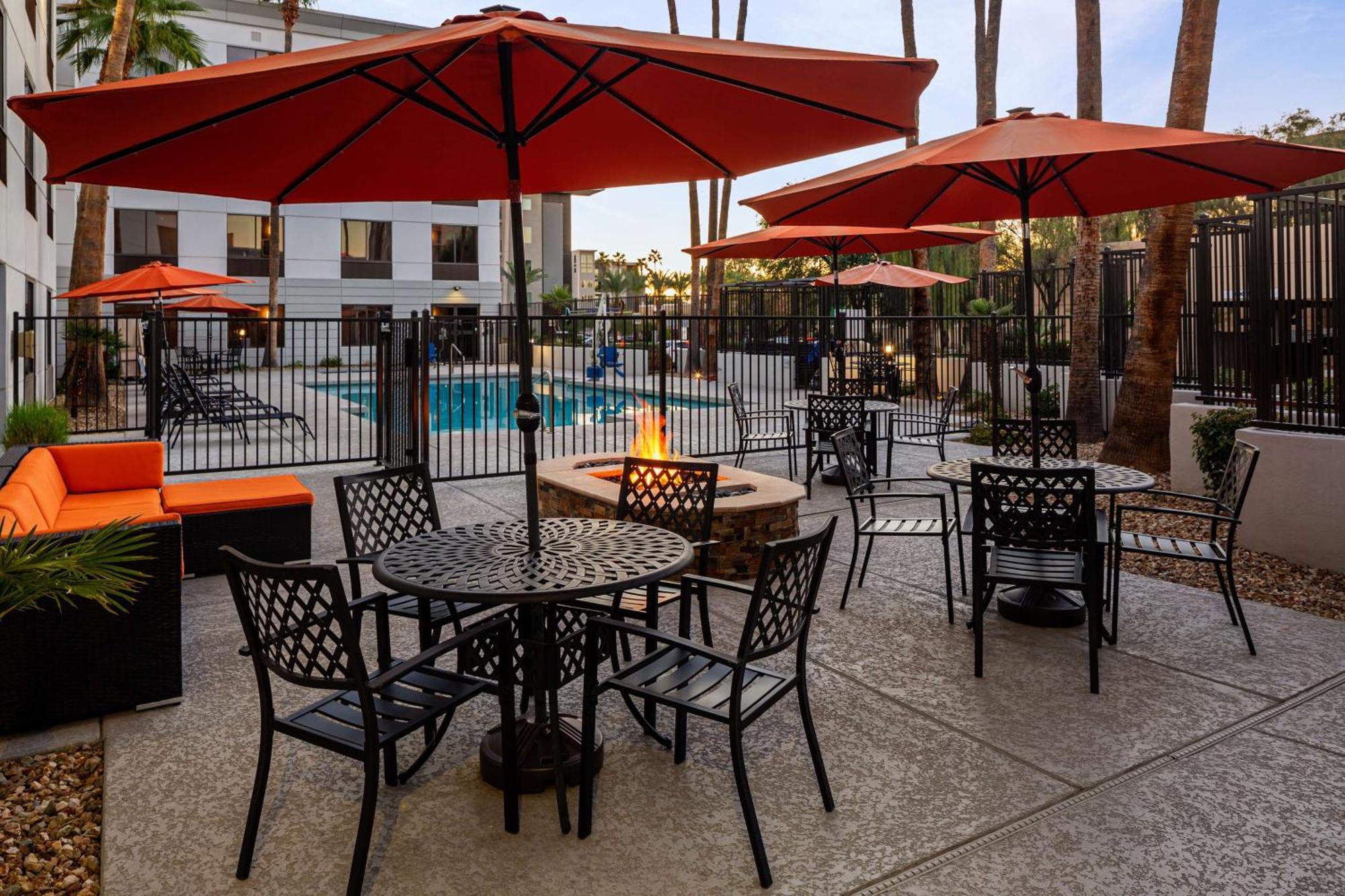 Hampton Inn Phoenix - Biltmore Екстер'єр фото